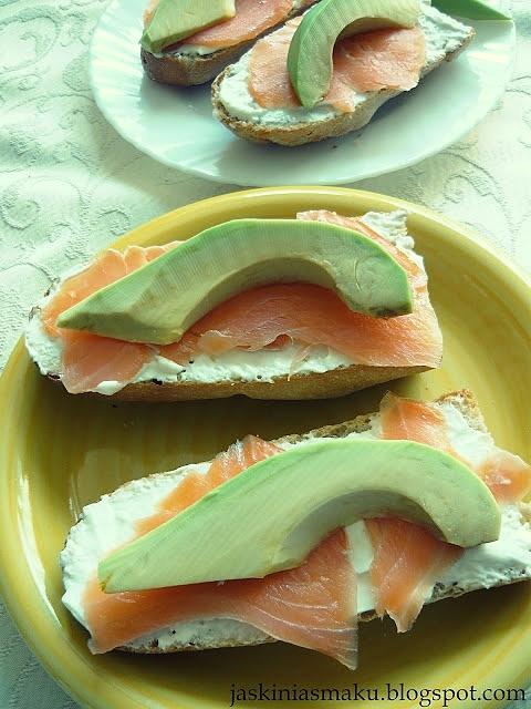 Bagietki z wędzonym łososiem, avocado i serkiem Philadelphia