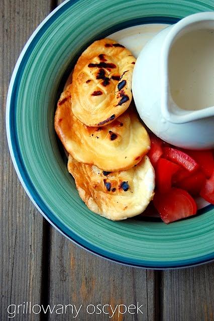 Grillowany oscypek z sosem czosnkowym