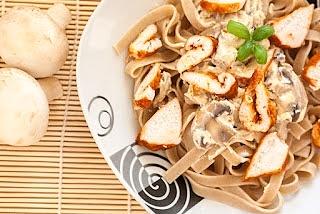 Tagliatelle z pieczarkami w śmietanie i pieczonym kurczakiem
