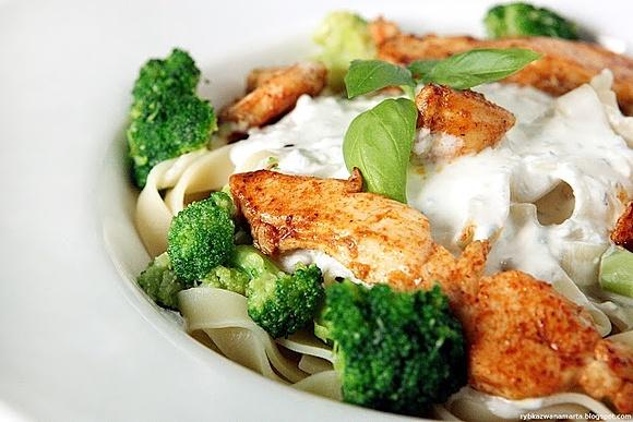 Tagliatelle w lazurowym sosie z brokułami