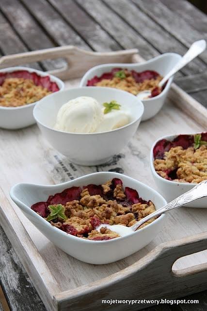 Śniadanie do łóżka z owsianką i crumble