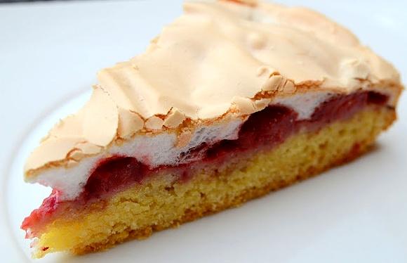 Ciasto z owocami i bezą - idealne słodkie danie