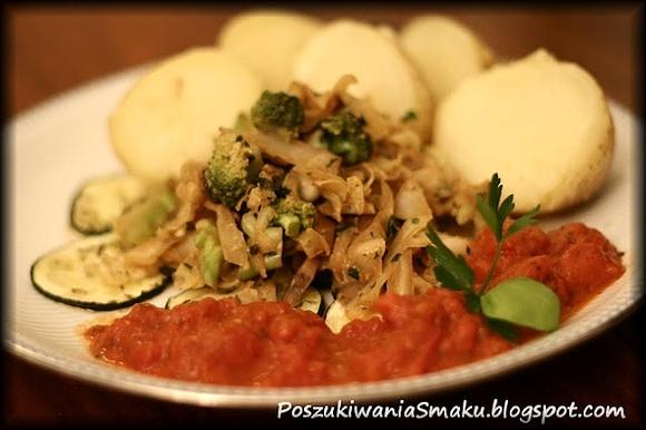 Smażona kapusta na cukinii z sosem pomidorowym i ziemniakami