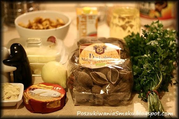 Żytnie conchiglioni z kurkami, camembertem i migdałami