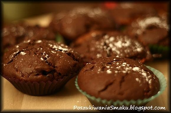 Muffinki czekoladowe ze śliwkami i malinami