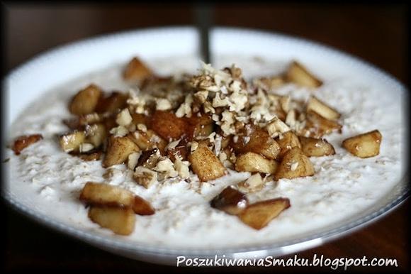 Owsianka ze smażonym jabłkiem i orzechami włoskimi