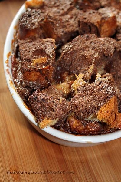 Czekoladowy pudding chlebowy z bananem
