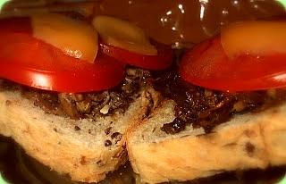 Tost pieczarkowy z pomidorami