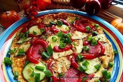 Omlet z bakłażanem, cukinią i salami