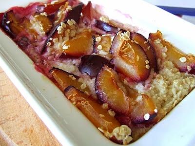 Pieczona owsianka ze śliwkami
