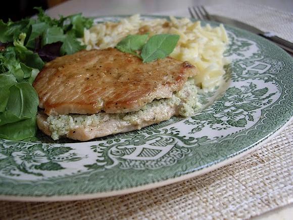 Schab w białym winie z pesto szałwiowym
