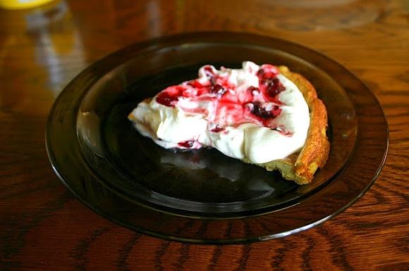 Omlet z bitą śmietaną i dżemem
