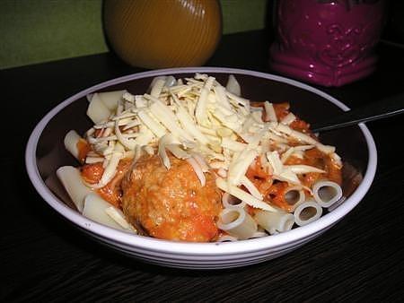 Leci czas goni czas z penne, pulpety i pomidory