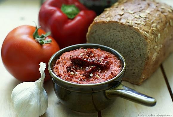 Pasta z suszonych pomidorów i pieczonej papryki