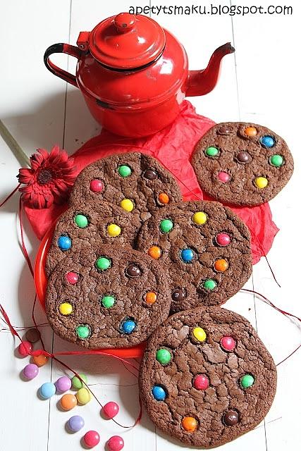 Czekoladowe cookies z M&M’s