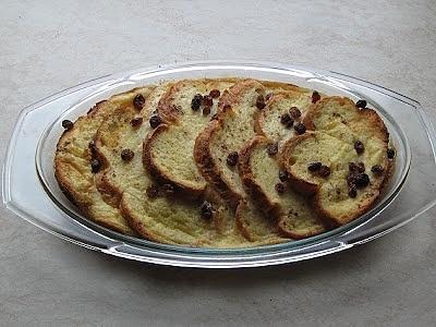 Pudding z chałki z rodzynkami i gałką muszkatołową