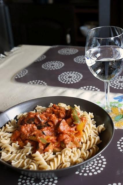 Fusilli z bakłażanem i papryką w pomidorach