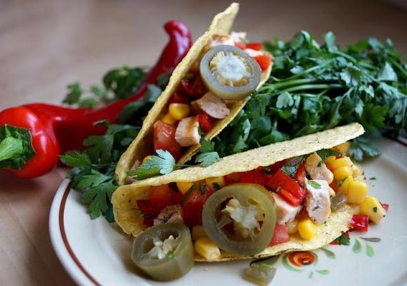 Tacos z kolorową salsą i grillowanym kurczakiem
