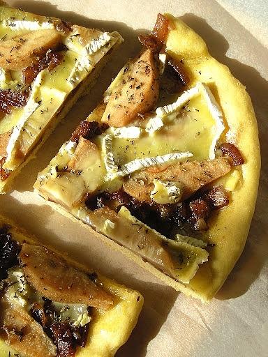 Pizza z gruszkami i serem brie