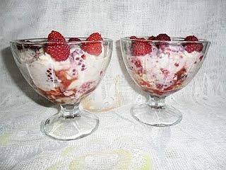 Deser z malinami i jabłkami z syropem wiśniowym z rumem