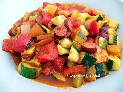 Leczo z mini chorizo i kabanosy w cieście francuskim