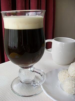 Floater coffee z amaretto i śmietanką na jesienne popołudnia