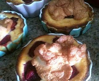 Babeczki ze śliwkami na kruchym spodzie z mascarpone i bezową pianką