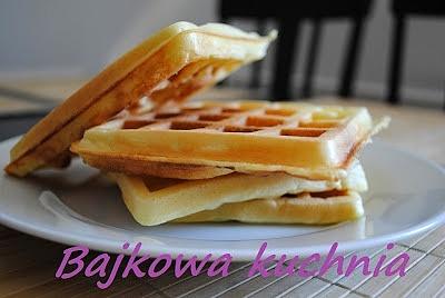 Gofry z bitą śmietaną i owocami