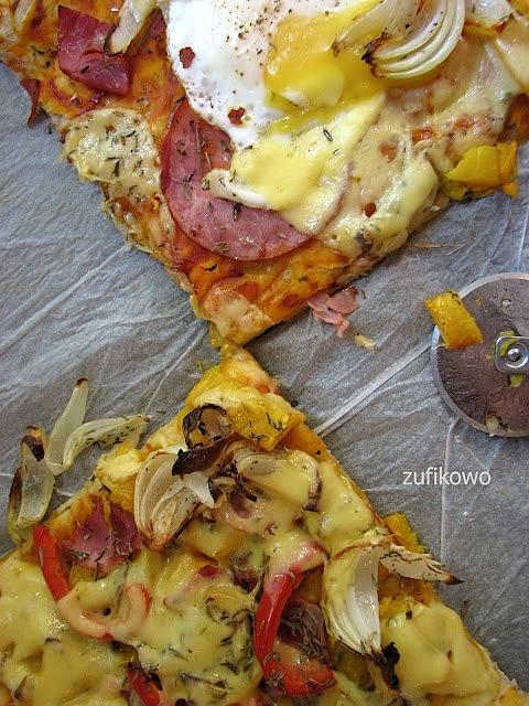 Kanciasta pizza z dynią i jajkiem oraz bułeczki