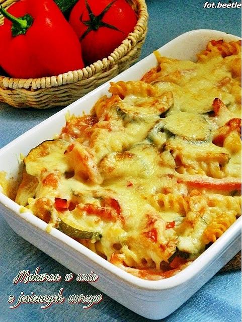 Makaron z sosiem z sezonowych warzyw i serem