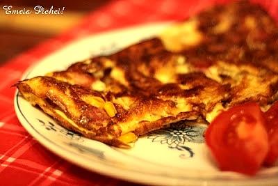Omlet z kiełbasą krakowską i warzywami