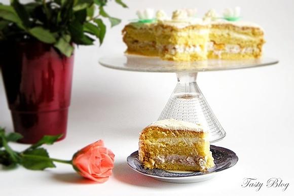 Słodka chmurka tort z okazji rocznicy ślubu z wiśniową, cytrynową i pomarańczową masą