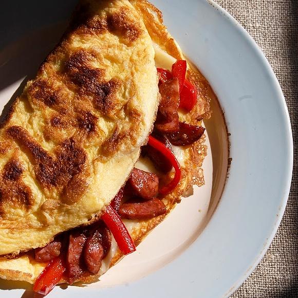 Omlet z chorizo i papryką na niedzielne śniadanie