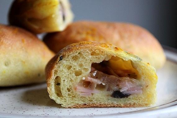 Pierogi drożdżowe z szynką, pieczarkami i papryką