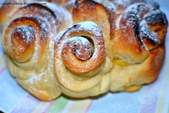 Drożdżowa rozeta z lemon curd