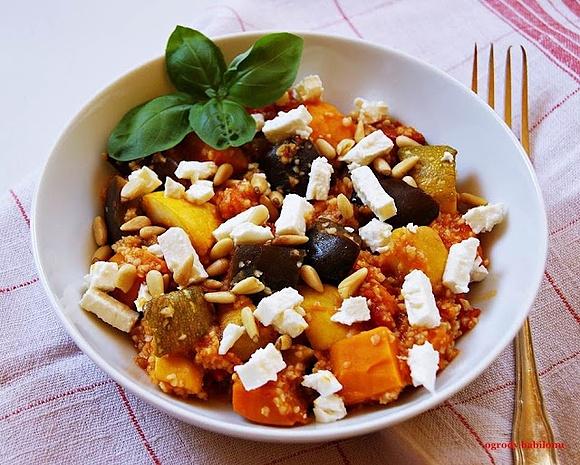 Quinoa z pieczonymi warzywami i serem feta