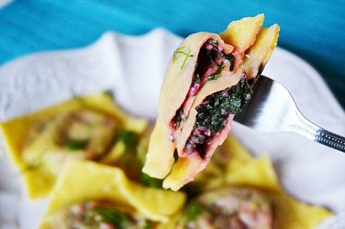 Ravioli z botwinką i serkiem