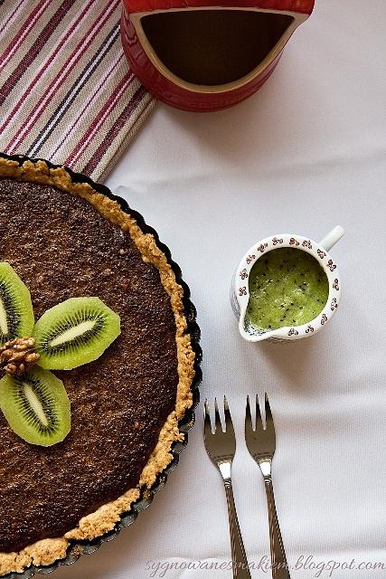 Tarta orzechowa z sosem kiwi