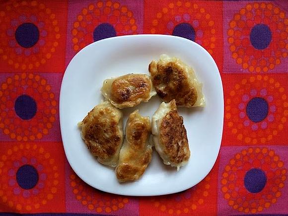 Ruskie pierogi z ziemniakami i serem z cebulką
