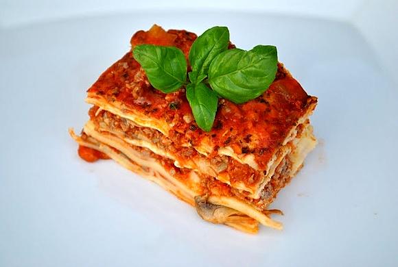 Lasagna mięsna z pieczarkami