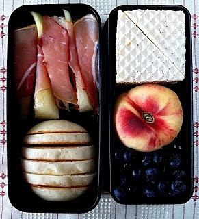 Bento z pampuchami, melonem w szynce i waflami z masą krówkową