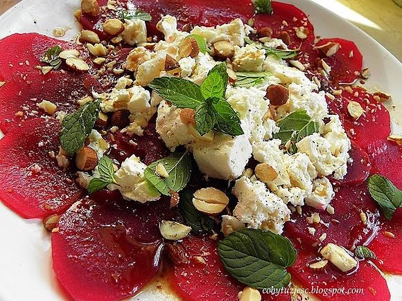 Carpaccio burakowe z fetą, migdałami i miętą