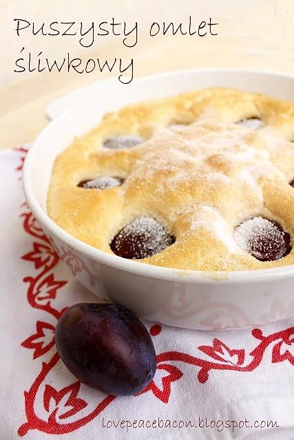 Puszysty omlet śniadaniowy ze śliwkami