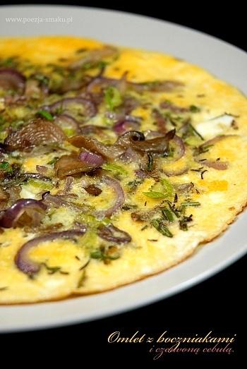Omlet z boczniakami i czerwoną cebulą