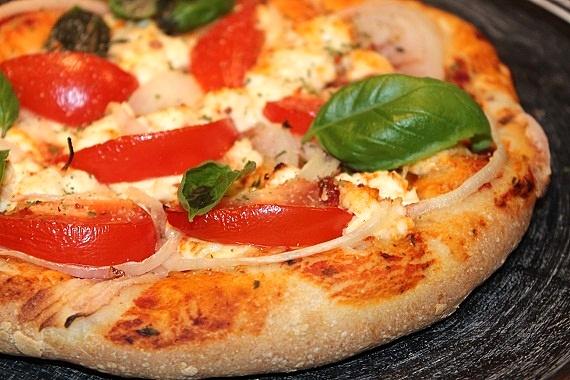 Wegetariańska pizza z serem owczym i ziołami