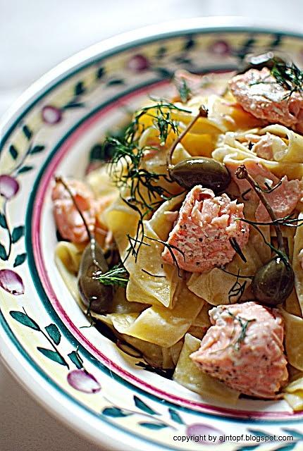 Tagliatelle z pieczonym łososiem w sosie śmietanowym z kaparami
