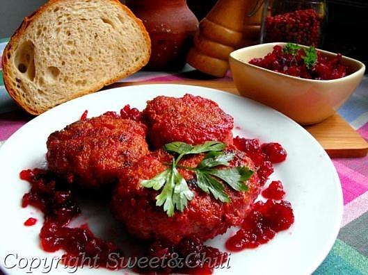 Czerwone kotlety mielone z borówką