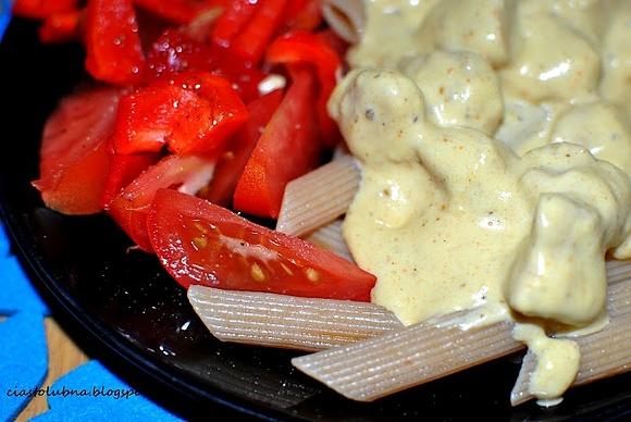 Kurczak w sosie śmietanowym curry z pełnoziarnistym penne