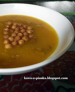 Zupa z dyni z imbirem i kurkami smażonymi na maśle