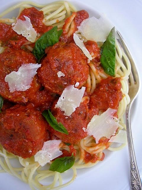 Spaghetti z klopsami w pikantnym sosie pomidorowym